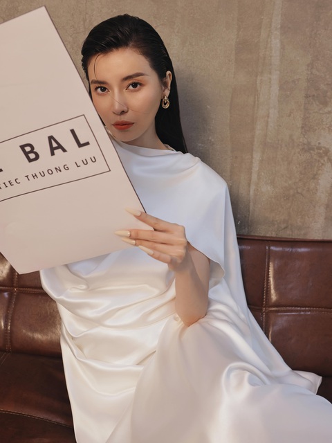 Cao Thái Hà hóa 'Quý cô thời thượng' trong bộ ảnh mới- Ảnh 8. Người hâm mộ cũng đang chờ mong những vai diễn tiếp theo của Cao Thái Hà trên màn ảnh nhỏ. Tuy nhiên, nữ diễn viên cho biết vì đang tập trung cho công ty giải trí nên đã từ chối nhiều kịch bản. “Hà đã sống rất sâu sắc cho từng nhân vật thì bây giờ Hà cũng muốn dành sự sâu sắc đó cho công việc kinh doanh”, người đẹp từng chia sẻ