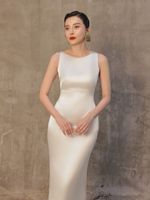 Cao Thái Hà hóa 'Quý cô thời thượng' trong bộ ảnh mới- Ảnh 3. Lấy ý tưởng từ những buổi dạ tiệc thượng lưu Le Bal des Débutantes, bộ sưu tập mang đến những gợi ý trang phục tôn nét sang trọng, quý phái.
