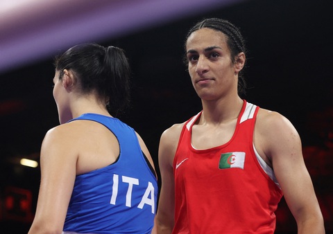 Nữ võ sĩ thứ 2 gây tranh cãi về giới tính ở Olympic 2024- Ảnh 2. Imane Khelif (phải) đã phải hứng chịu nhiều chỉ trích - Ảnh: REUTERS