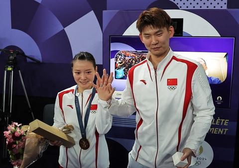Olympic 2024: Vừa giành HCV, tay vợt Trung Quốc nhận lời cầu hôn ngọt ngào- Ảnh 4. Huang Ya Qiong xúc động sau khi có