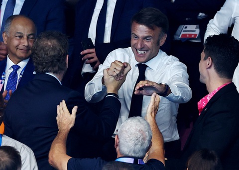 Leon Marchand giành huy chương vàng thứ 4 tại Olympic 2024- Ảnh 2. Tổng thống Pháp Emmanuel Macron vô cùng vui mừng khi chứng kiến Marchand lập kỳ tích - Ảnh: REUTERS