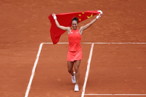 Zheng Qinwen giành tấm huy chương vàng lịch sử cho Trung Quốc - Ảnh: REUTERS Olympic 2024 ngày 3-8: Ledecky đoạt huy chương Olympic thứ 14 trong sự nghiệp- Ảnh 4.