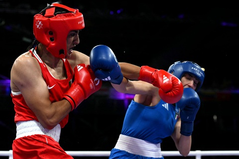 Nữ võ sĩ bị loại sau 46 giây ở Olympic 2024 được thưởng 50.000 USD- Ảnh 2. Imane Khelif (trái) vẫn được IOC cho thi đấu bình thường tại Olympic 2024 - Ảnh: AFP