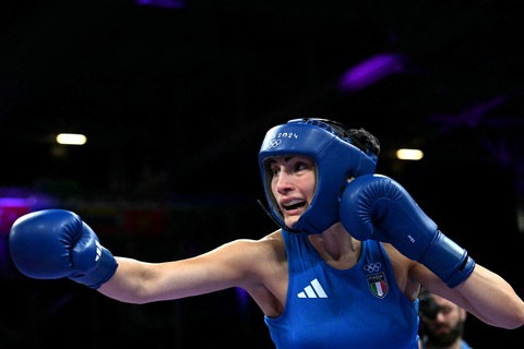 Nữ võ sĩ bị loại sau 46 giây ở Olympic 2024 được thưởng 50.000 USD- Ảnh 1. Nữ võ sĩ Angela Carini đã có ngày thi đấu