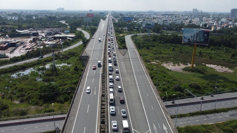 Cao tốc TP.HCM - Long Thành - Dầu Giây đang ùn ứ kéo dài dù không có sự cố- Ảnh 3. Hàng ngàn xe nối đuôi nhau nhích từng chút khó khăn trên cao tốc vào ngày cuối tuần - Ảnh: MINH HÒA