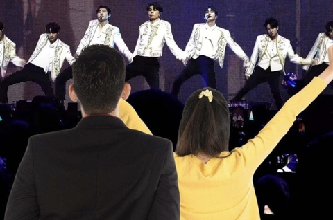 Đóng giả làm vệ sĩ hoàng gia để 'đu idol' miễn phí cùng con gái- Ảnh 1. Đóng giả làm vệ sĩ hoàng gia để 'đu idol' miễn phí cùng con gái- Ảnh 1.