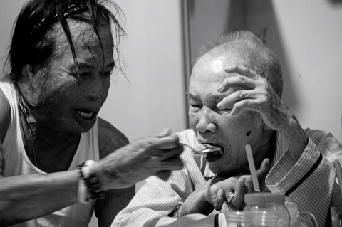 Ông Nguyễn Bá Hân (trái) trong bộ ảnh Tình thân của con ông - nhà nhiếp ảnh Nguyễn Bá Minh Hiền Ông Nguyễn Bá Hân (trái) trong bộ ảnh Tình thân của con ông - nhà nhiếp ảnh Nguyễn Bá Minh Hiền