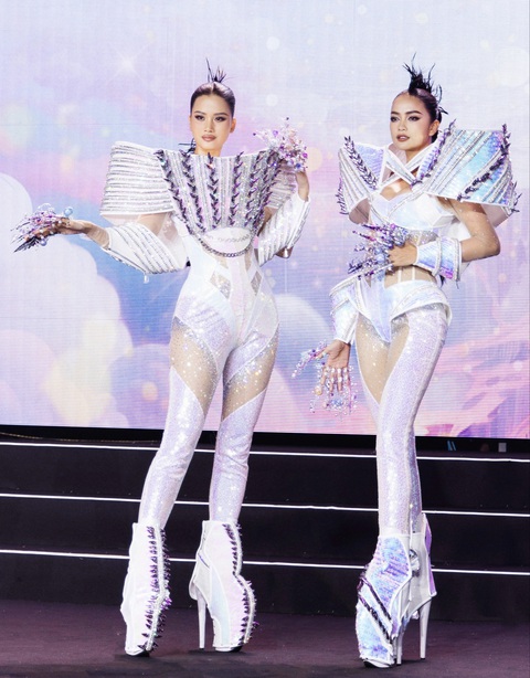 Ngọc Châu và Hương Ly mang giày cao gót 30cm - Ảnh: BTC Hồi hộp xem Ngọc Châu, Hương Ly catwalk đôi trên giày cao gót 30cm- Ảnh 2.