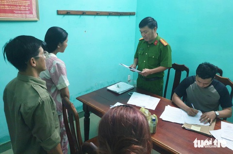 Giả hóa đơn chuyển tiền lừa chủ tiệm vàng, thiếu nữ lấy vàng đem bán, đánh bạc- Ảnh 1. Cơ quan cảnh sát điều tra đọc quyết định khởi tố, bắt tạm giam thiếu nữ 22 tuổi lừa chủ tiệm vàng - Ảnh: TRANG PHƯƠNG