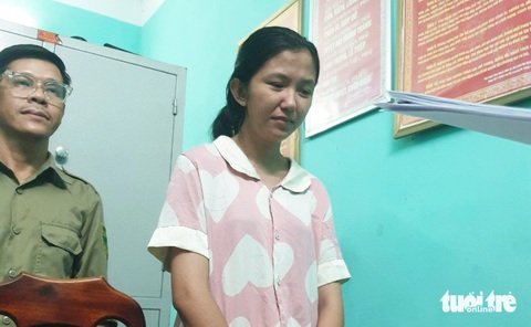 Giả hóa đơn chuyển tiền lừa chủ tiệm vàng, thiếu nữ lấy vàng đem bán, đánh bạc- Ảnh 2. Nguyễn Thị Thùy Trang tại cơ quan điều tra - Ảnh: TRANG PHƯƠNG