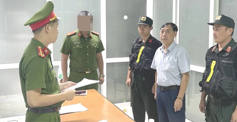 Bắt giám đốc doanh nghiệp gian dối trúng dự án đường tuần tra biên giới để lừa đảo- Ảnh 1. Cơ quan công an tống đạt các quyết định - Ảnh: H.B.