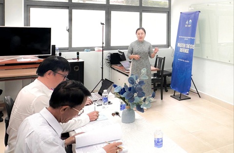 Nâng cao năng lực quản trị trong môi trường kinh doanh toàn cầu- Ảnh 2. Học viên Nguyễn Trương Thùy Trang vừa hoàn thành bảo vệ luận văn thạc sĩ vào tháng 6-2024