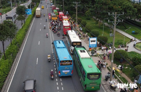 Xe dàn hàng ngang trên quốc lộ 1 đón khách, lực lượng chức năng nói 'xử lý không xuể'- Ảnh 1. Đoạn quốc lộ 1 trước Khu chế xuất Linh Trung (phường Linh Trung, thành phố Thủ Đức) thường diễn ra cảnh đón khách
