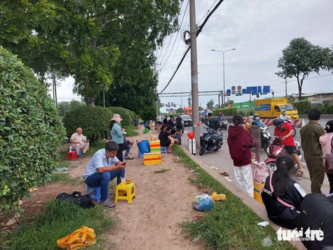 Xe dàn hàng ngang trên quốc lộ 1 đón khách, lực lượng chức năng nói 'xử lý không xuể'- Ảnh 5. Khu vực trước Khu chế xuất Linh Trung