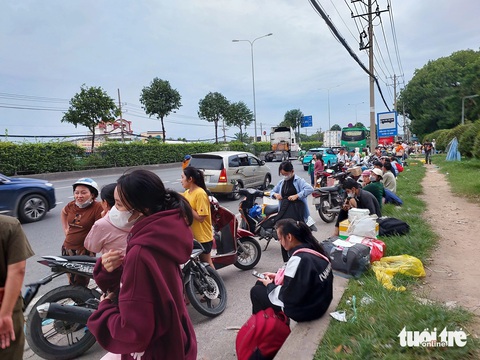 Xe dàn hàng ngang trên quốc lộ 1 đón khách, lực lượng chức năng nói 'xử lý không xuể'- Ảnh 6. Xe dàn hàng ngang trên quốc lộ 1 đón khách, lực lượng chức năng nói 'xử lý không xuể'- Ảnh 6.