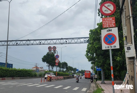 Xe dàn hàng ngang trên quốc lộ 1 đón khách, lực lượng chức năng nói 'xử lý không xuể'- Ảnh 8. Phớt lờ biển cấm, hàng loạt xe khách của các nhà xe vẫn vô tư dừng, đậu đón khách bất kể ngày đêm - Ảnh: MINH HÒA