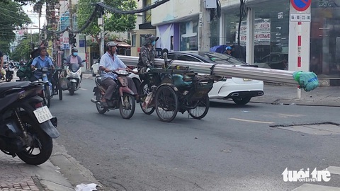 Nửa tháng, cảnh sát giao thông TP.HCM xử lý hơn 1.800 xe ba, bốn bánh tự chế- Ảnh 2. Xích lô cũng được tận dụng chở hàng hóa cồng kềnh, tiềm ẩn nguy cơ tai nạn - Ảnh: MINH HÒA