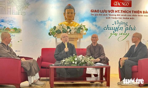 Hòa thượng Thích Thiện Bảo chia sẻ trong sự kiện - Ảnh: HỒ LAM Hòa thượng Thích Thiện Bảo: Má tôi là vị hộ pháp vĩ đại!- Ảnh 1.