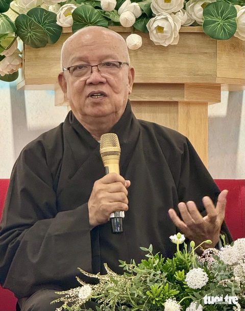 Hòa thượng Thích Thiện Bảo chia sẻ câu chuyện về má với độc giả - Ảnh: HỒ LAM Hòa thượng Thích Thiện Bảo: Má tôi là vị hộ pháp vĩ đại!- Ảnh 3.