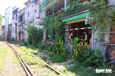 Quán cà phê năm bên cạnh đường tàu nên luôn có đông khách - Ảnh: TRẦN HOÀI Quán cà phê nằm bên cạnh đường tàu nên luôn đông khách - Ảnh: TRẦN HOÀI