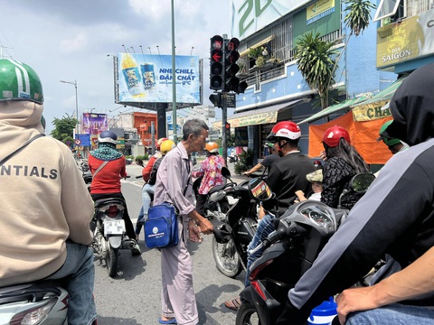 TP.HCM: Người xin ăn vẫn 'bám trụ' tại nhiều ngả đường- Ảnh 2. Người đàn ông đi xin tiền trên đường Phạm Văn Đồng - Ảnh: XUÂN ĐOÀN