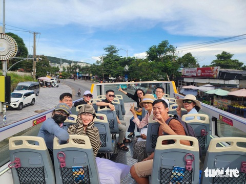 Du khách trải nghiệm múa thúng, đi xe buýt hai tầng ở Phú Quốc- Ảnh 6. Du khách trải nghiệm múa thúng, đi xe buýt hai tầng ở Phú Quốc- Ảnh 6.