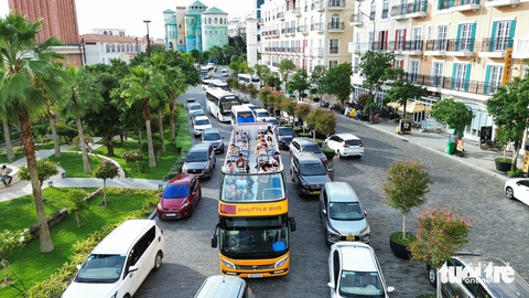 Du khách trải nghiệm múa thúng, đi xe buýt hai tầng ở Phú Quốc- Ảnh 5. Du khách trải nghiệm múa thúng, đi xe buýt hai tầng ở Phú Quốc- Ảnh 5.