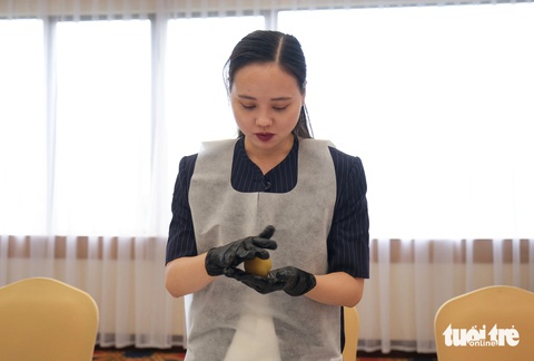 Trải nghiệm thử làm bánh trung thu giúp chị Trần Thảo (quận Đống Đa, Hà Nội) có một cuối tuần thư giãn - Ảnh: NGUYỄN HIỀN Đầu bếp Hong Kong dạy làm bánh trung thu chuẩn vị, bạn muốn học không?- Ảnh 6.