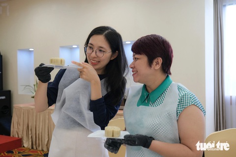 Các chị em thích thú khoe nhau chiếc bánh trung thu handmade đầu tay - Ảnh: NGUYỄN HIỀN Đầu bếp Hong Kong dạy làm bánh trung thu chuẩn vị, bạn muốn học không?- Ảnh 7.