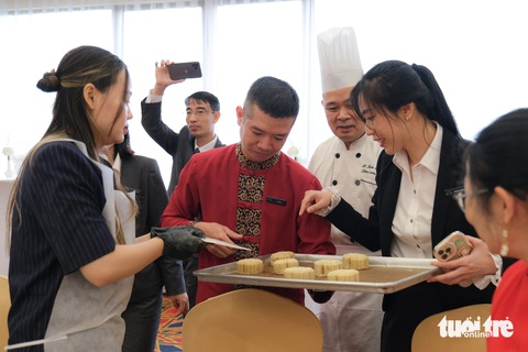 Buổi trải nghiệm còn là nơi các chị em giao lưu, chia sẻ đam mê làm bánh của mình - Ảnh: NGUYỄN HIỀN Đầu bếp Hong Kong dạy làm bánh trung thu chuẩn vị, bạn muốn học không?- Ảnh 9.