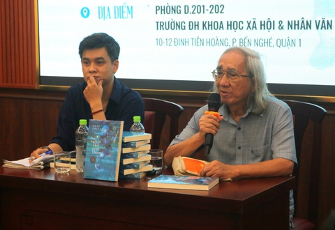 Nhà nghiên cứu Nhật Chiêu trò chuyện với khán giả về cuốn sách - Ảnh: THƯỢNG KHẢI Sự giao thoa giữa thiền và thơ haiku trong Ba nghìn thế giới thơm- Ảnh 1.