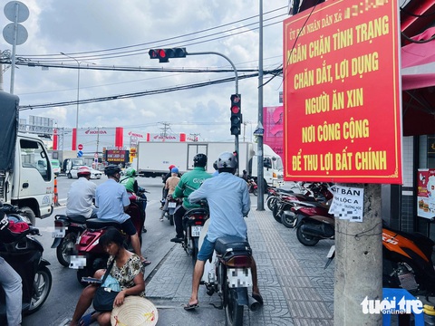 TP.HCM: Người xin ăn vẫn 'bám trụ' tại nhiều ngả đường- Ảnh 1. TP.HCM: Người xin ăn vẫn 'bám trụ' tại nhiều ngả đường- Ảnh 1.
