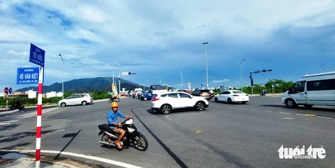 12 vụ tai nạn, 6 người chết trên đường BT đưa vào sử dụng tạm của Phúc Sơn- Ảnh 1. Nút giao thông bát nháo, nguy hiểm ngay đầu phía đông cầu Quán Trường hình thành kể từ khi đoạn phía nam dự án BT đường vành đai 2 được đưa vào sử dụng tạm - Ảnh: PHAN SÔNG NGÂN