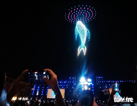 Drone 'vẽ' trống đồng, chim Lạc... trên vịnh Nha Trang- Ảnh 4. Drone vẽ tranh trên vịnh Nha Trang - Ảnh: TRẦN HOÀI