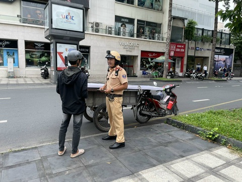 Nửa tháng, cảnh sát giao thông TP.HCM xử lý hơn 1.800 xe ba, bốn bánh tự chế- Ảnh 1. Nửa tháng, cảnh sát giao thông TP.HCM xử lý hơn 1.800 xe ba, bốn bánh tự chế- Ảnh 1.