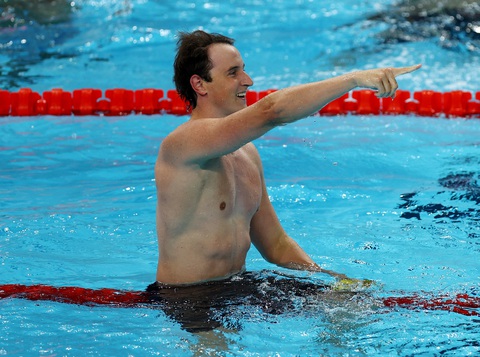 Cameron McEvoy ăn mừng chiến thắng - Ảnh: REUTERS Olympic 2024 ngày 2-8: Mỹ 'trắng tay', Trung Quốc xây chắc ngôi đầu- Ảnh 4.