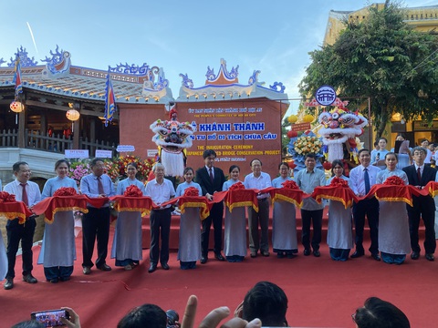 Khánh thành Chùa Cầu, chủ tịch Hội An cảm ơn bà con Hội An- Ảnh 3. Cắt băng khánh thành dự án trùng tu Chùa Cầu chiều 3-8 - Ảnh: B.D.