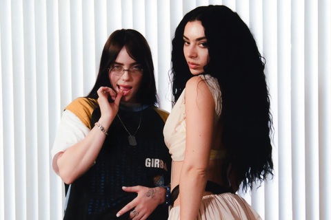 Màn hợp tác của Billie Eilish và Charlie XCX cũng gây sốt cộng đồng yêu nhạc pop trên thế giới - Ảnh: Warner Music Group Tin tức giải trí 3-8: Xạ thủ Trịnh Thu Vinh gây sốt với bộ ảnh cực ngầu- Ảnh 3.