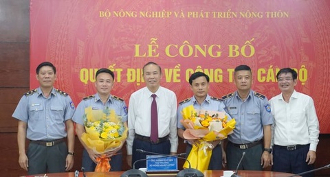 Cục Kiểm ngư có 2 tân phó cục trưởng- Ảnh 1. Thứ trưởng Bộ Nông nghiệp và Phát triển nông thôn Phùng Đức Tiến trao quyết định bổ nhiệm cho ông Lê Trần Nguyên Hùng và ông Nguyễn Phú Quốc (2 người cầm hoa) - Ảnh: HỒNG THẮM