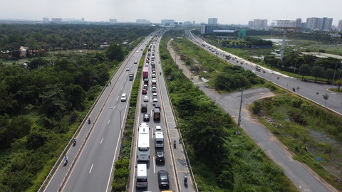 Cao tốc TP.HCM - Long Thành - Dầu Giây đang ùn ứ kéo dài dù không có sự cố- Ảnh 4. Nhiều tài xế phản ánh cứ đến cuối tuần đi cao tốc TP.HCM - Long Thành đều bị ùn ứ nên