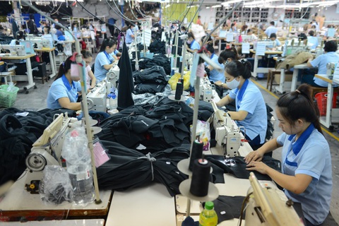 Nhiều doanh nghiệp dệt may vẫn còn ngập trong khó khăn - Ảnh: QUANG ĐỊNH Đơn hàng dệt may tăng nhưng nỗi lo chưa giảm- Ảnh 1.