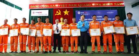 PC Đắk Nông khen thưởng 29 cá nhân tham gia dự án đường dây 500kV mạch 3- Ảnh 3. PC Đắk Nông khen thưởng 29 cá nhân tham gia dự án đường dây 500kV mạch 3- Ảnh 3.