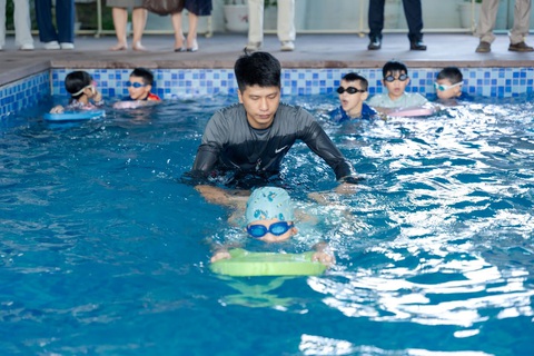 Lớp phổ cập dạy bơi tại trường tiểu học ở Nghệ An - Ảnh: NV Phòng chống đuối nước, biết bơi liệu đã đủ?- Ảnh 1.