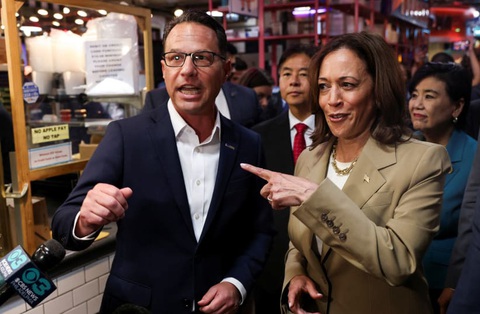 Phó tổng thống Mỹ Kamala Harris và Thống đốc bang Pennsylvania Josh Shapiro phát biểu trước báo giới tại Philadelphia, bang Pennsylvania, hôm 13-7 - Ảnh: REUTERS Bà Kamala Harris chọn ai làm 'phó tướng'?- Ảnh 1.