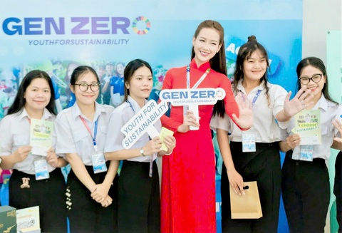 Liên hoan Sinh viên thế giới mong muốn tạo ra những thay đổi tích cực- Ảnh 2. Hoa hậu Liên lục địa 2022 Lê Nguyễn Bảo Ngọc cùng các bạn sinh viên quảng bá cho dự án Gen Zero tại Liên hoan Sinh viên thế giới TP.HCM lần 1 - Ảnh: B.M.