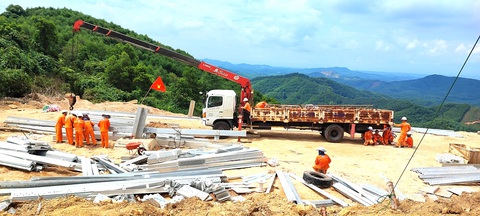 Không quản nắng mưa, cán bộ PC Đắk Nông luôn thực hiện công việc với quyết tâm cao - Ảnh: TÂM AN PC Đắk Nông khen thưởng 29 cá nhân tham gia dự án đường dây 500kV mạch 3- Ảnh 4.