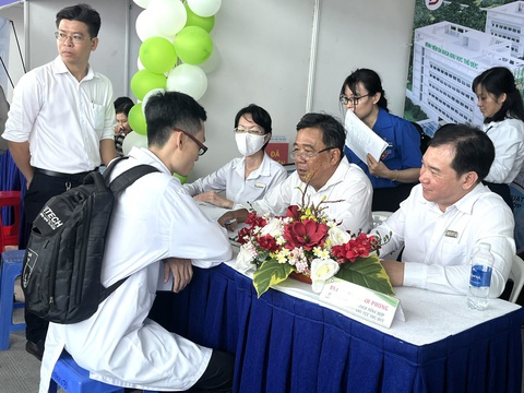 Nhiều trung tâm y tế ở TP.HCM 'trắng tay' trong tuyển dụng bác sĩ, tại sao?- Ảnh 1. Bệnh viện Đa khoa khu vực Thủ Đức TP.HCM tuyển bác sĩ trẻ tại Ngày hội việc làm lần 2 - Ảnh: THÙY DƯƠNG