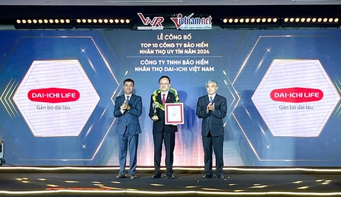 Dai-ichi Life Việt Nam vào 'Top 10 công ty bảo hiểm nhân thọ uy tín năm 2024'- Ảnh 1. Ông Yoshihito Takahama - phó tổng giám đốc điều hành kiêm phó tổng giám đốc hành chính tổng hợp, thay mặt doanh nghiệp nhận giải “Top 10 công ty bảo hiểm nhân thọ uy tín 2024”