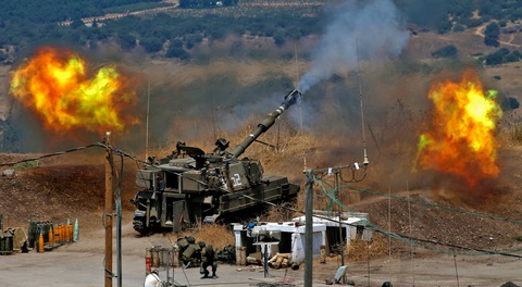 Iran tuyên bố Hezbollah sẽ đánh sâu vào lãnh thổ Israel- Ảnh 1. Ảnh chụp cũ cho thấy pháo tự hành của Israel bắn về phía Lebanon - Ảnh: AFP