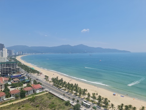 Từ phản ảnh không đảm bảo vệ sinh, khách sạn ven biển Đà Nẵng bị xử phạt- Ảnh 1. Để giám sát chất lượng du lịch, Đà Nẵng công bố các kênh tiếp nhận phản ảnh, đường dây nóng... - Ảnh: TRƯỜNG TRUNG